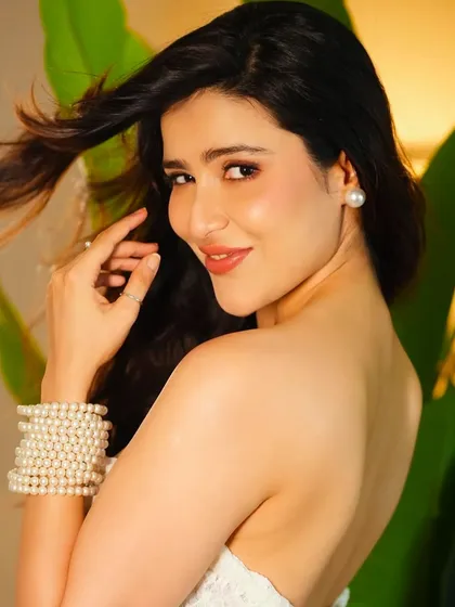 She needed nothing more than a touch of softness to glow. A stunning back-profile shot of Firoza.
