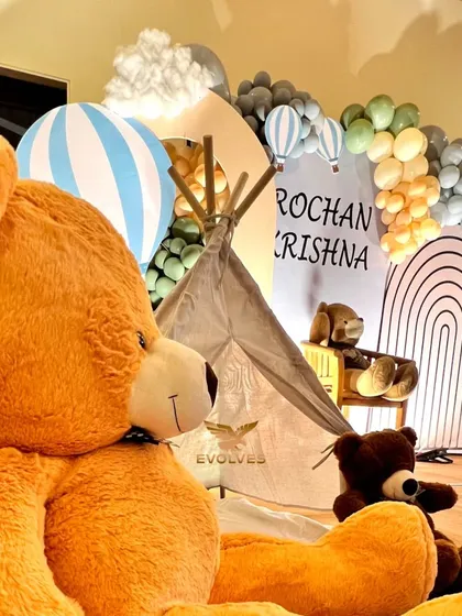 A close-up of the teddy bear prop used in the Hot Air Balloon and Teddy Bear themed birthday, adding a cuddly and cute element to the decor.
