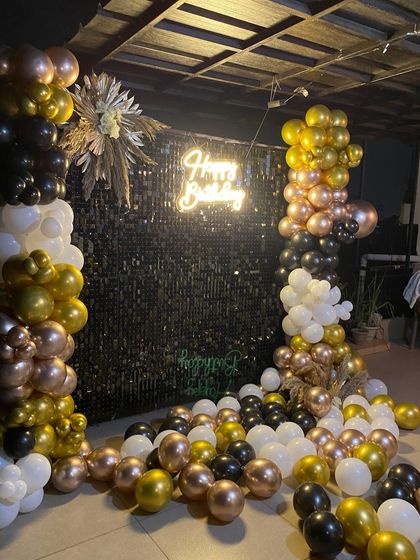 A detailed shot of the balloon pillars from the black and gold party.
