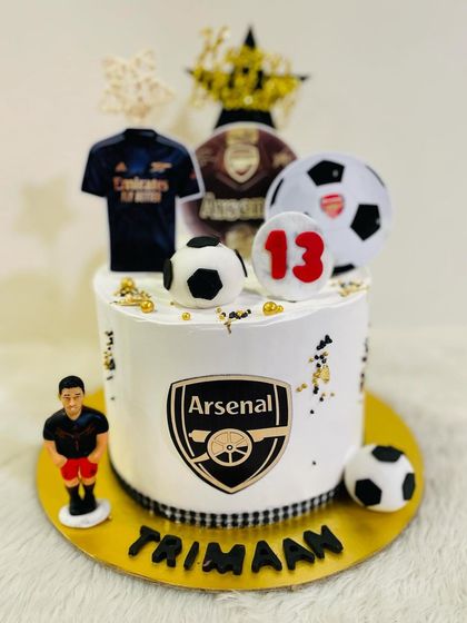 A close-up of the Arsenal football cake, perfect for any Gooner.