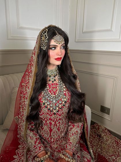 Our Walima bride looks absolutely graceful in this magnificent layered polki and diamond imitation set. The combination of a choker and a long haar creates a truly royal statement.