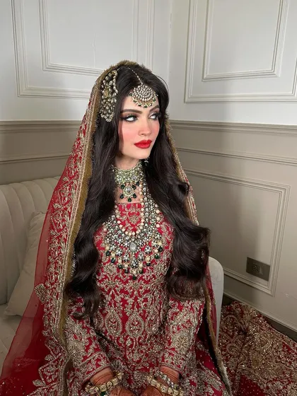 Another angle of this exquisite Walima bridal set, showing how the jewellery frames the face and adds a regal touch to the entire ensemble.