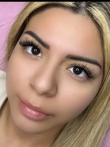 Here is how a beautifully crafted set of hybrid lashes frames the entire face. This look provides the perfect balance of length and volume for an effortlessly enhanced, bright-eyed appearance.