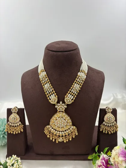 The full 'Indira' set on a display bust.