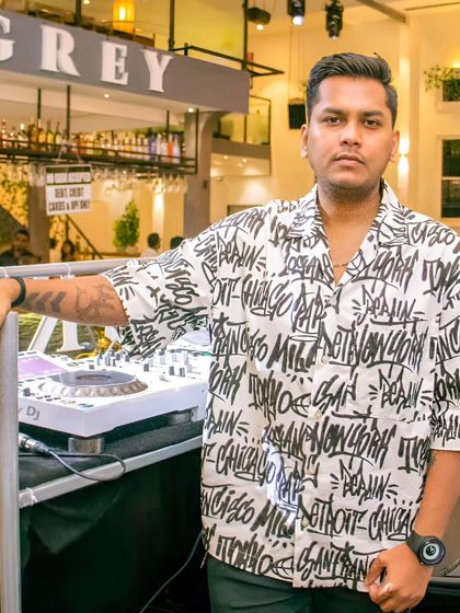 The DJ & The Decks photo 19