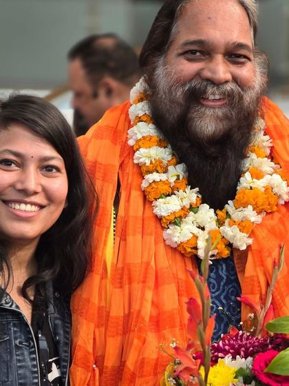 A student gets a photo with the esteemed artist Padma Shri Jatin Das.