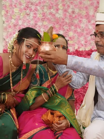 A beautiful moment during the Punyawachan vidhi. The bride's makeup is elegant and understated, perfect for the solemnity of the ritual.