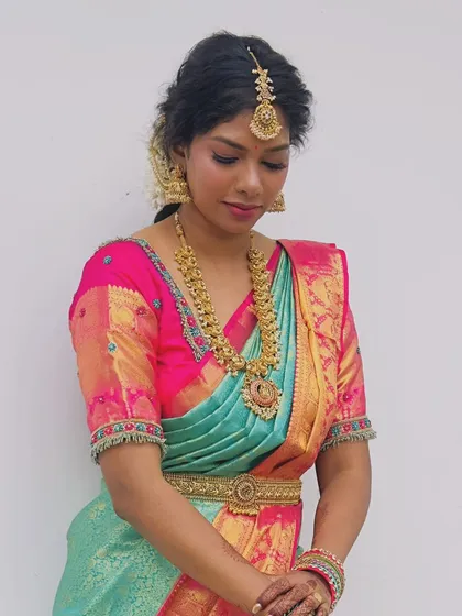 Our bride Pooja looks stunning in a simple yet elegant temple jewellery set for one of her wedding functions.