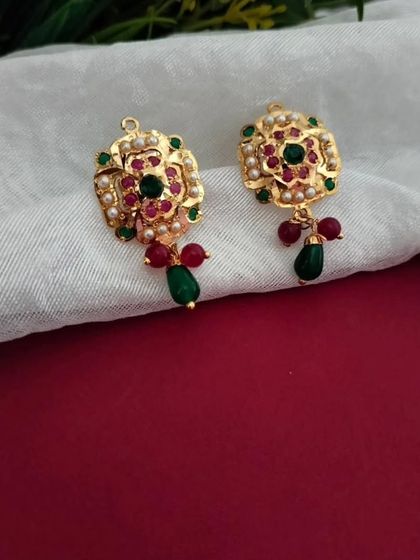 A detailed shot of the earrings from the floral pendant set. The craftsmanship ensures they are as beautiful as the main pendant.