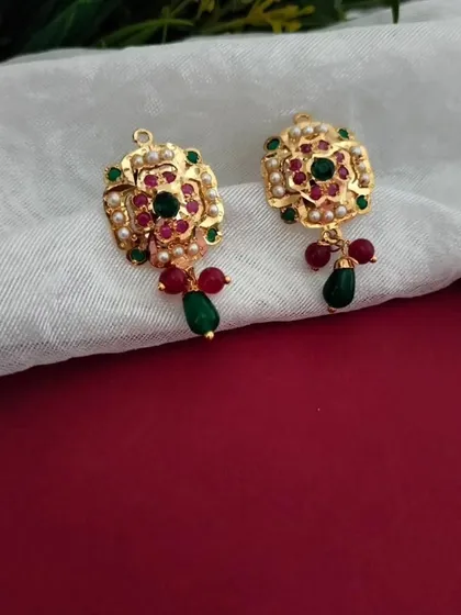 A detailed shot of the earrings from the floral pendant set. The craftsmanship ensures they are as beautiful as the main pendant.