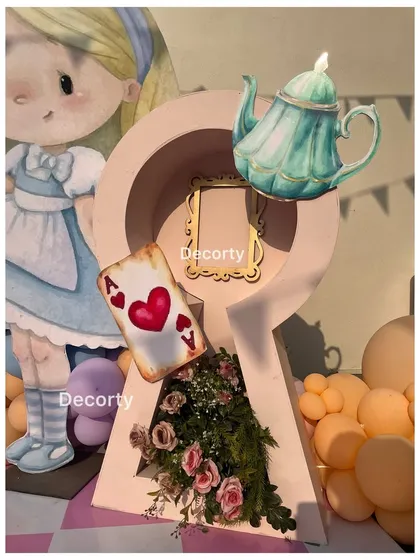 A close-up of the keyhole prop, decorated with flowers and an Ace of Hearts card.