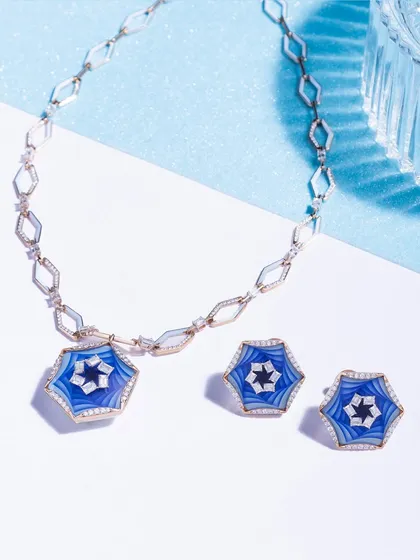 This versatile set features 3D French enamel, a symphony of innovation, colors, and textures. The geometric link chain with its hexagonal motifs is sculpted as uniquely as your story.