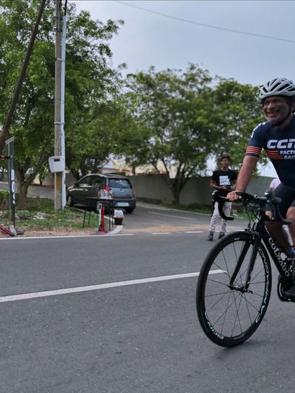 A smiling rider during the Turahalli 13 race. Even in a competitive event, the joy of cycling is always present.