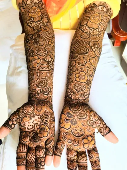 This design for bride Naziya from Mumbai is filled with a variety of elements, including roses, hearts, and geometric patterns, creating a rich and full bridal look.