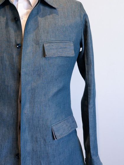 The texture of the fabric and the functional pockets make this a practical and stylish choice for any casual outing.