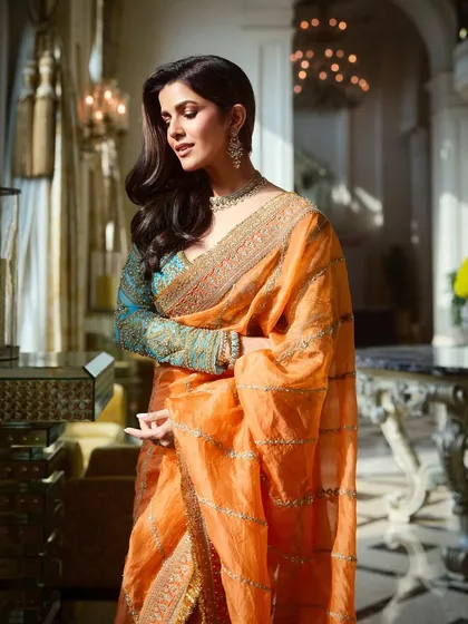 A full look at the timeless elegance I created for Nimrat Kaur. The makeup was designed to catch the light beautifully, highlighting her features with a soft glow and complementing the exquisite details of her Torani saree.
