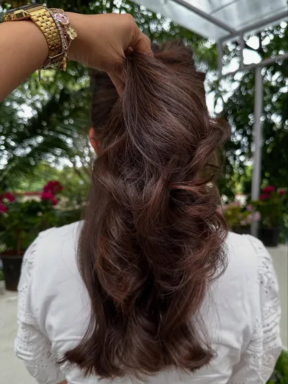 It’s always an honor when a client chooses me for their first-ever hair color. We kept it subtle and natural with these delicate highlights on a dark base for a gentle introduction to the world of color.