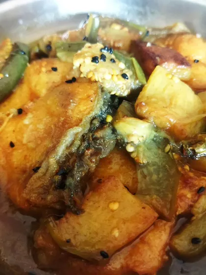 Another look at the Begun, Kancha Lonka aar Kaalo Jeerey diye Katla Maacher Jhol. It's a simple, trick dish that tastes elaborate and is perfect for a comforting meal.