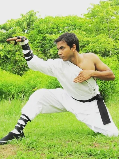 This pose showcases the detail of the snake style, a form I teach that is known for its fluid motion and targeting vital points. It is a beautiful and effective part of Shaolin Kung Fu.