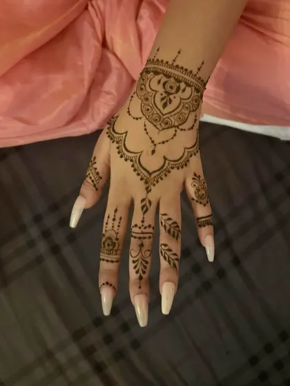 A classic Indo-Western design that trails delicately down the back of the hand. Perfect for parties and festive occasions.