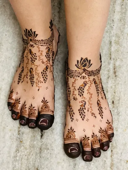 Another angle of the elegant peacock foot mehendi, highlighting the detailed work on the toes and the delicate chains of the design.