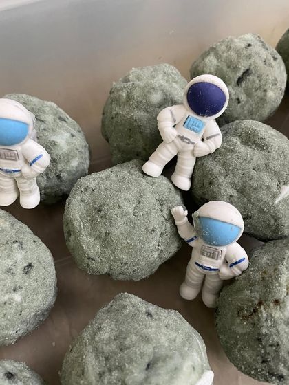 Attention all Jedi! For this Star Wars party, we made these cool moon rocks with hidden astronauts inside, a perfect craft for a galaxy far, far away.