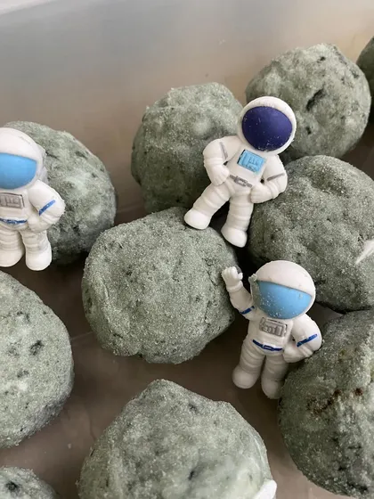 Attention all Jedi! For this Star Wars party, we made these cool moon rocks with hidden astronauts inside, a perfect craft for a galaxy far, far away.