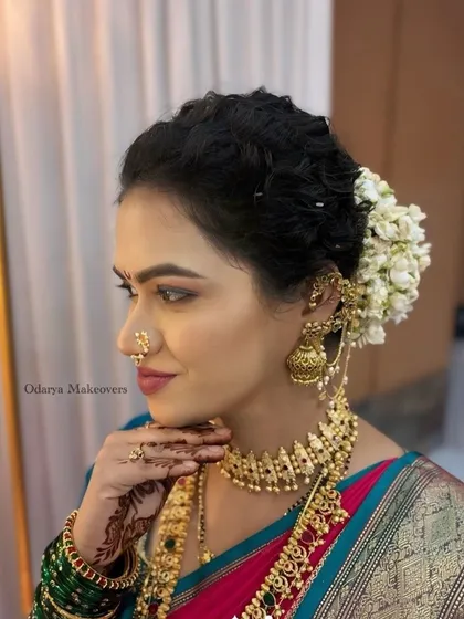 A close-up of the Maharashtrian makeup, featuring a classic winged liner, a traditional crescent moon bindi (chandrakor), and a Maharashtrian nath.