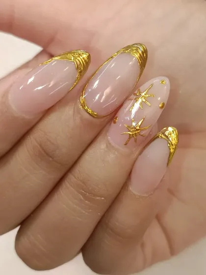 I’m obsessed with how this set turned out. These are long, almond-shaped gel extensions with a modern take on the French manicure, using bold gold chrome for the tips and delicate 3D star embellishments for that extra sparkle.