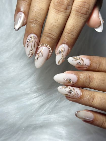 This design combines a soft cat eye effect with delicate, hand-painted floral vines for a sophisticated and ethereal look.