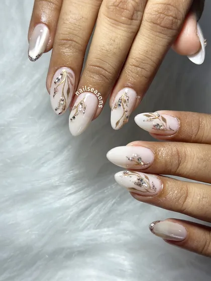 This design combines a soft cat eye effect with delicate, hand-painted floral vines for a sophisticated and ethereal look.