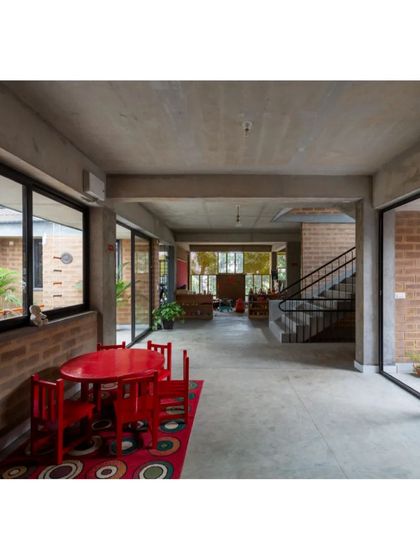 The hallways and common areas in the Mathru Centre are designed to be open and connected, with large windows looking into courtyards. This visual transparency creates a sense of community and allows for easy supervision.