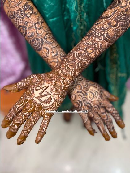 This design features the initials 'A' and 'Z' along with a name in Arabic script, beautifully centered on the palms.