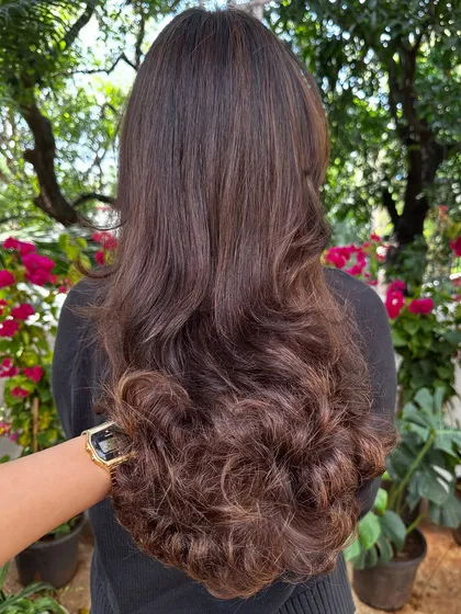 Getting this lovely client 'Uni Ready' with a fresh cut and subtle highlights. I added just enough color to give her hair dimension and shine, keeping it low-maintenance and professional for her studies.