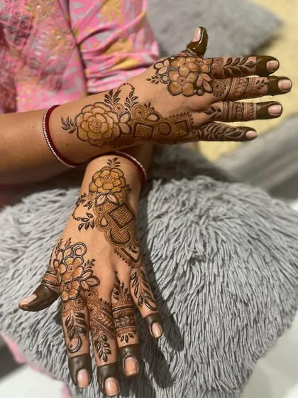 A stunning floral mehendi design. The large, bold flowers create a modern and artistic look that is perfect for any occasion.