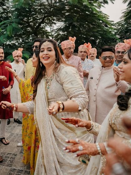 "Baraat mai aaye ho, nachna toh padega." The family dancing their hearts out.