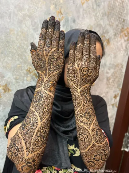 A clear view of the "SM" initials hidden within the intricate floral design for Shazeen's engagement.