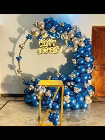 A simple yet striking balloon ring with chrome blue and silver balloons, perfect for a modern birthday party.