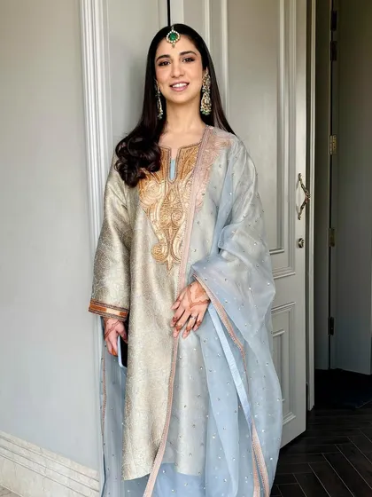 For this Mehendi, we dressed the bride in a beautiful baby blue phiran. I gave her a subtle color play on the eyes, matching a metallic eyeshadow to the tilla work and adding a pop of blue in the inner corner to match her outfit.