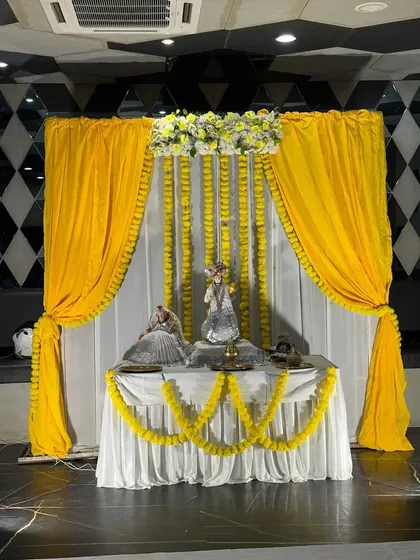 The final look of our traditional kirtan decor. The combination of yellow and white with fresh flowers is a timeless choice for any religious ceremony at home.
