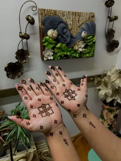 For the true minimalist, this design uses scattered butis and a central lotus motif. It's a perfect example of how "less is more" can be incredibly chic and beautiful for any festival or small event.