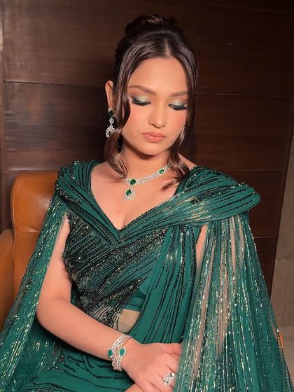 A close-up of this Hollywood-inspired glam. The emerald green eyeshadow and flawless skin create a look that is both dramatic and sophisticated.