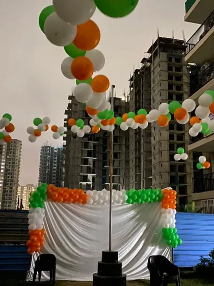I can handle large-scale outdoor decorations for national holidays, like this Independence Day setup featuring a tricolor balloon backdrop and matching overhead garlands.