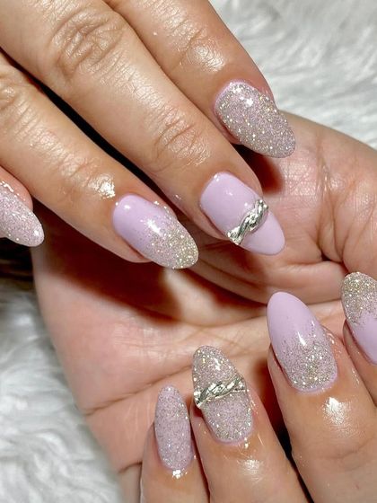 A lovely lavender and silver glitter set with 3D chain accents. This design is both soft and edgy.