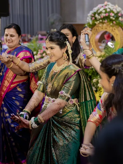 The mom-to-be surrounded by family and friends, dancing with joy. Our floral jewellery is designed to move with her and be a part of these happy moments.