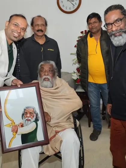 A group photo with the venerable Shri Shibu Soren after the art presentation.
