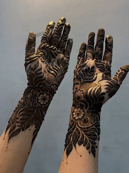 A bold and beautiful Mumbai-style design with full coverage on the arms. The patterns are graceful and flowing.