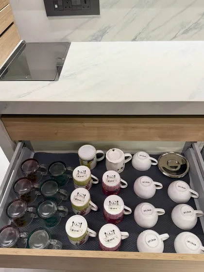 A simple and effective way to organize mugs in a drawer. Lining them up neatly makes it easy to see all your options and grab the one you want.