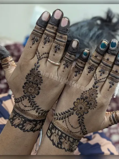 A delicate and jewelry-like design. This pattern mimics the look of hand chains or "hathphool," making it a very elegant choice.