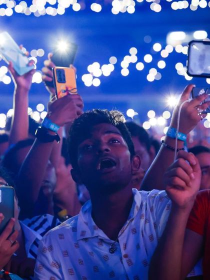 A universe of lights created by the audience. We foster these moments of collective participation, where thousands of phone flashlights turn the stadium into a galaxy of stars.